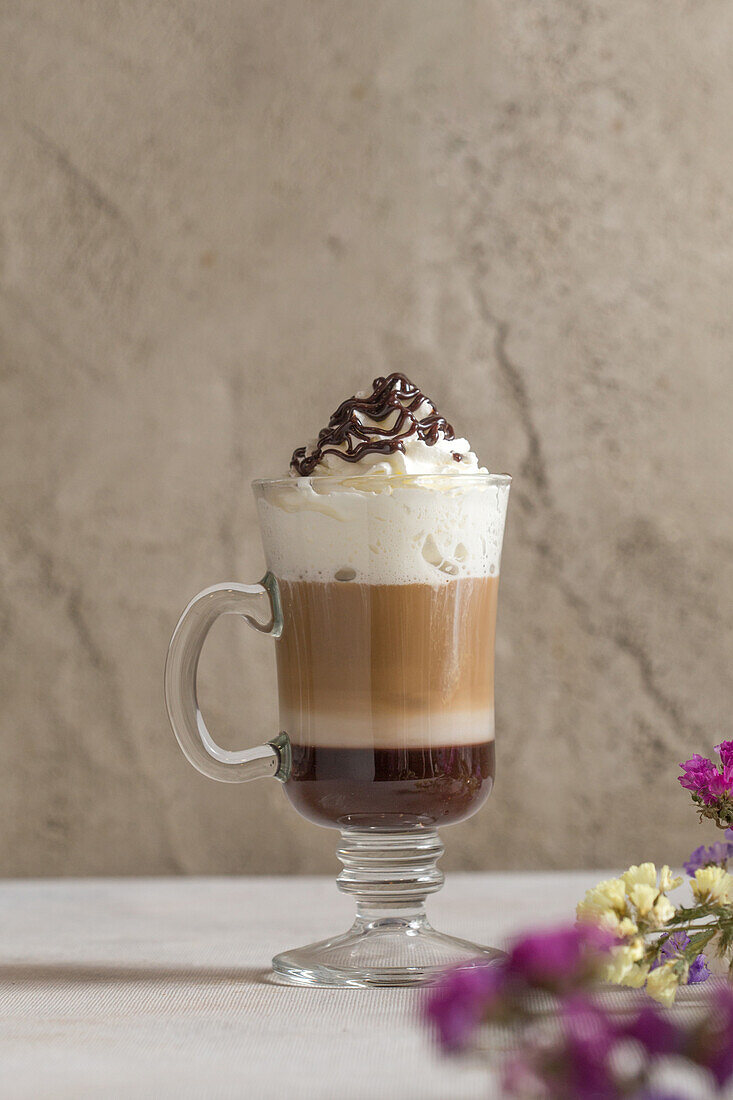Caffe Latte mit Schokolade und Sahnehäubchen