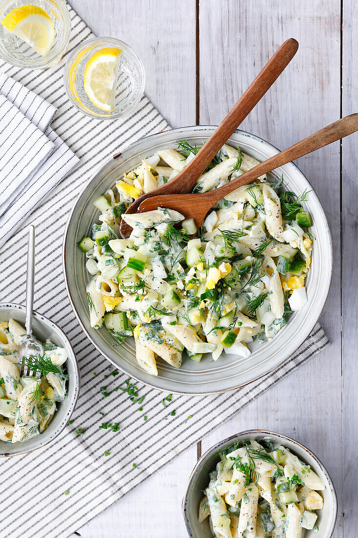 Nudelsalat mit eingelegten Gurken