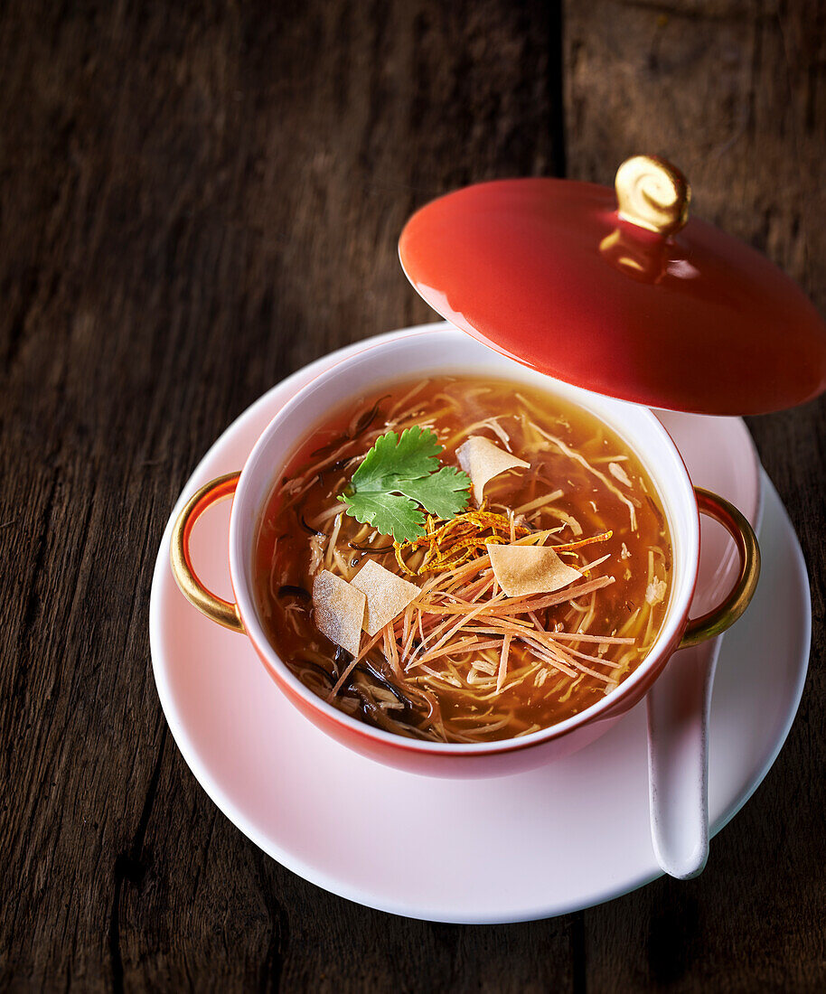 Wachtelsuppe mit Bambusstreifen und schwarzen Pilzen