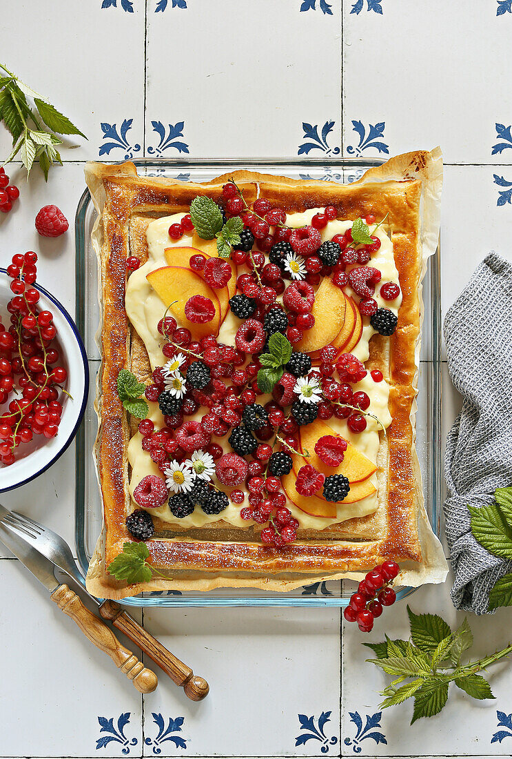 Summery puff pastry tart with vanilla pudding and fruit