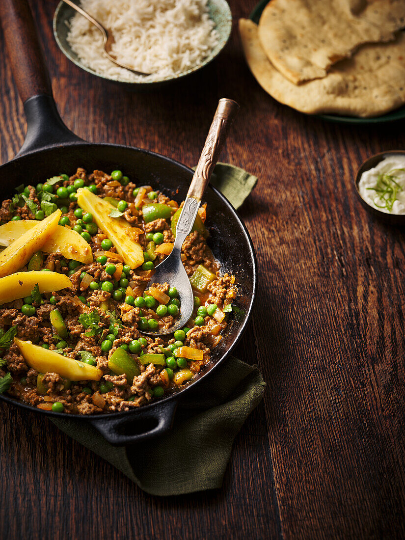 Spicy beef pan with mango and peas