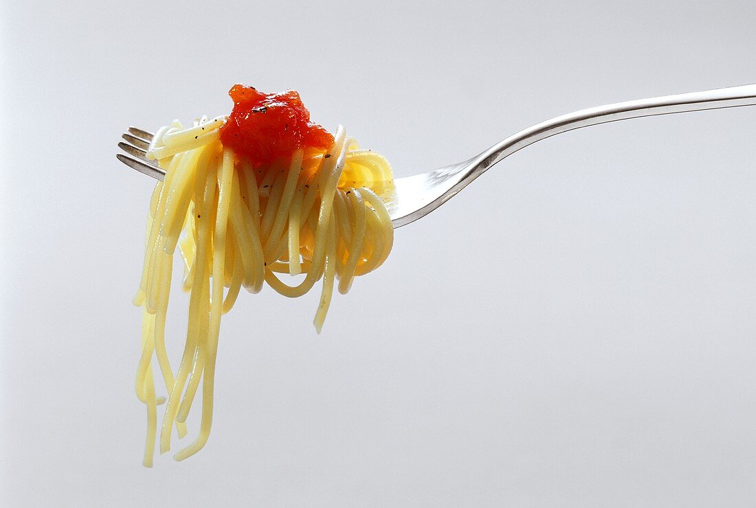 Spaghetti mit Tomatensauce auf Gabel