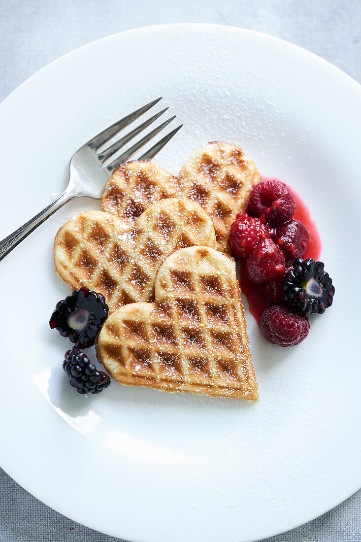 Waffeln mit Beerensauce