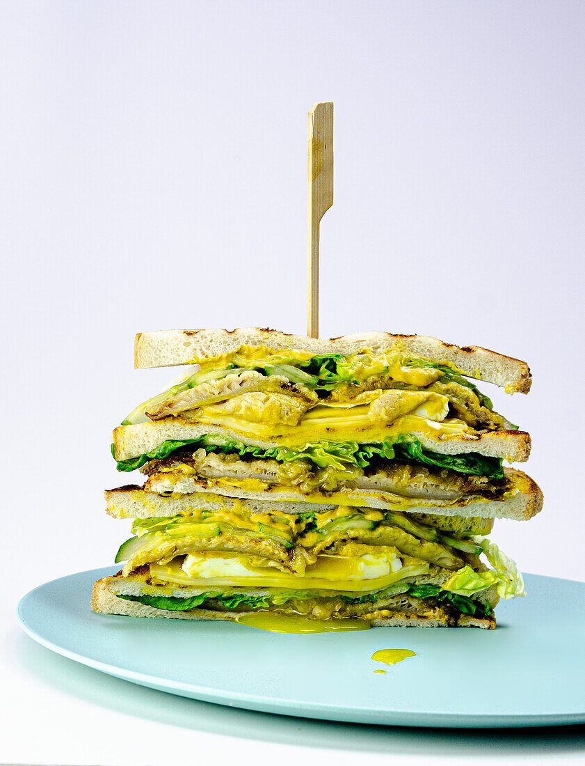 Clubsandwich mit Austernpilzen und 'V-Speck' (veganem Speckersatz)