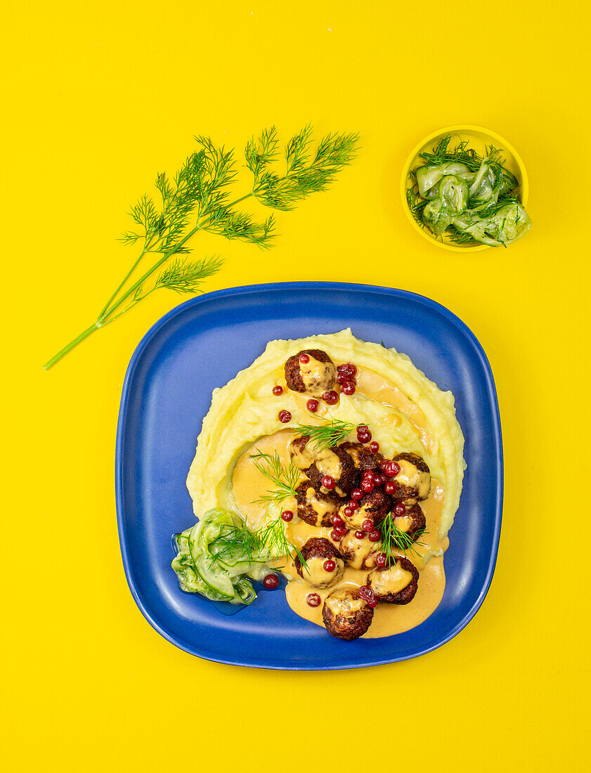 'Vöttbullar' (veganer Hackfleischersatz) mit Schwedensauce und Beeren