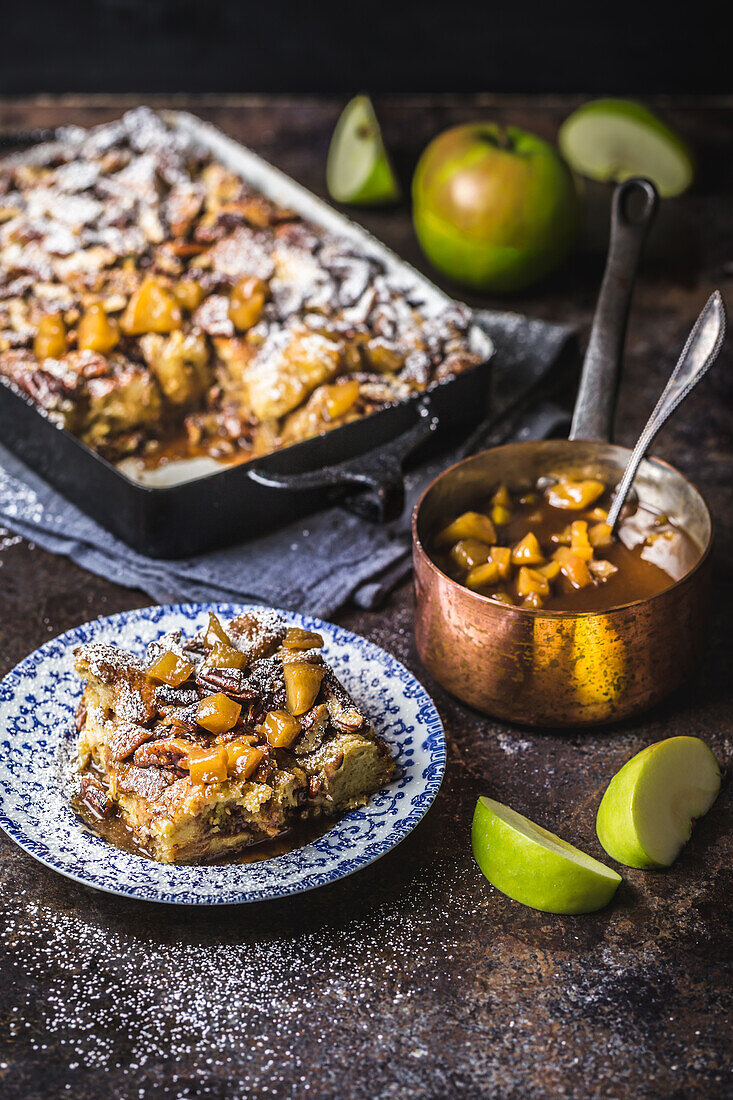 Apfel-Brotpudding mit Karamellsauce