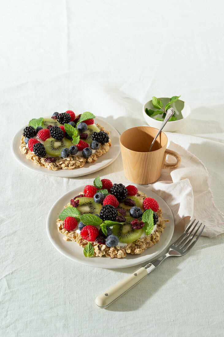 Muesli pizza with berries