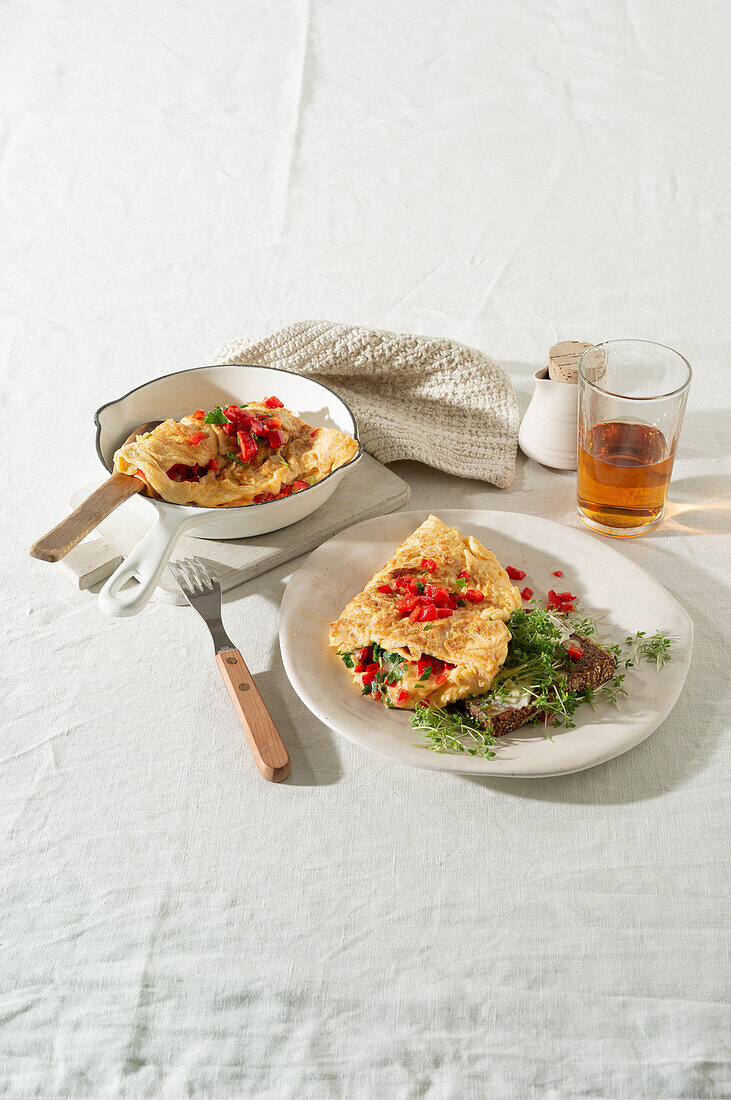 Omelette mit Gemüsefüllung und Pumpernickel