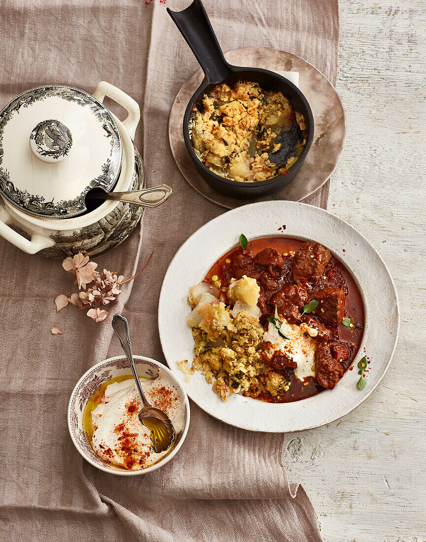 Rehgulasch mit Apfel-Zwiebel-Crumble und Paprika-Schmand