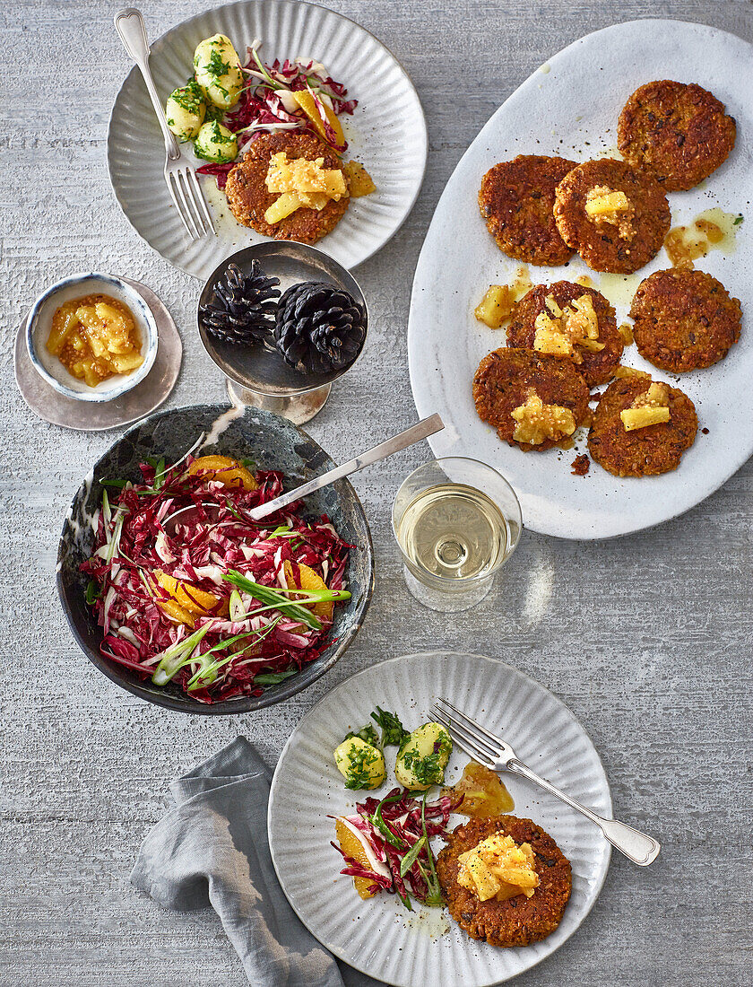 Grünkern-Buletten mit Salsa-Kartoffeln und Ananas-Senf