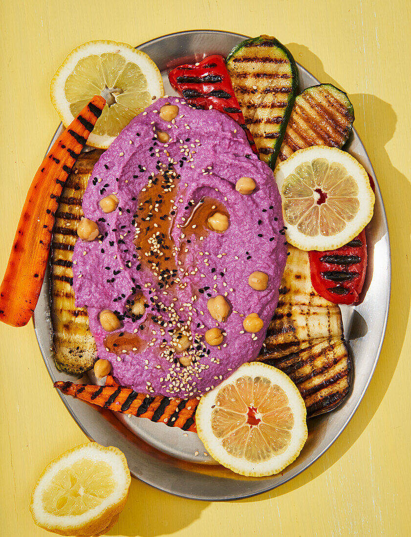 Red cabbage hummus with grilled vegetables