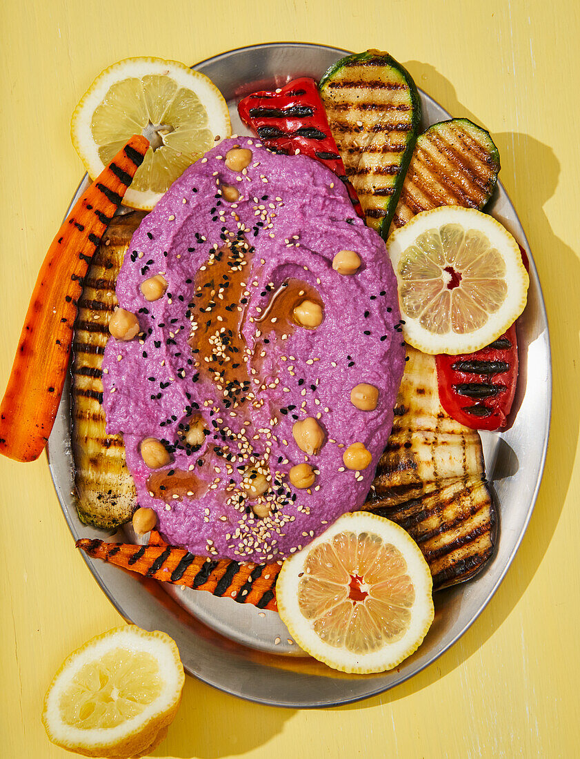 Rotkohl-Hummus mit Grillgemüse