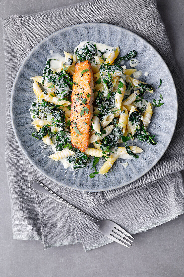 Pasta with salmon and spinach sauce