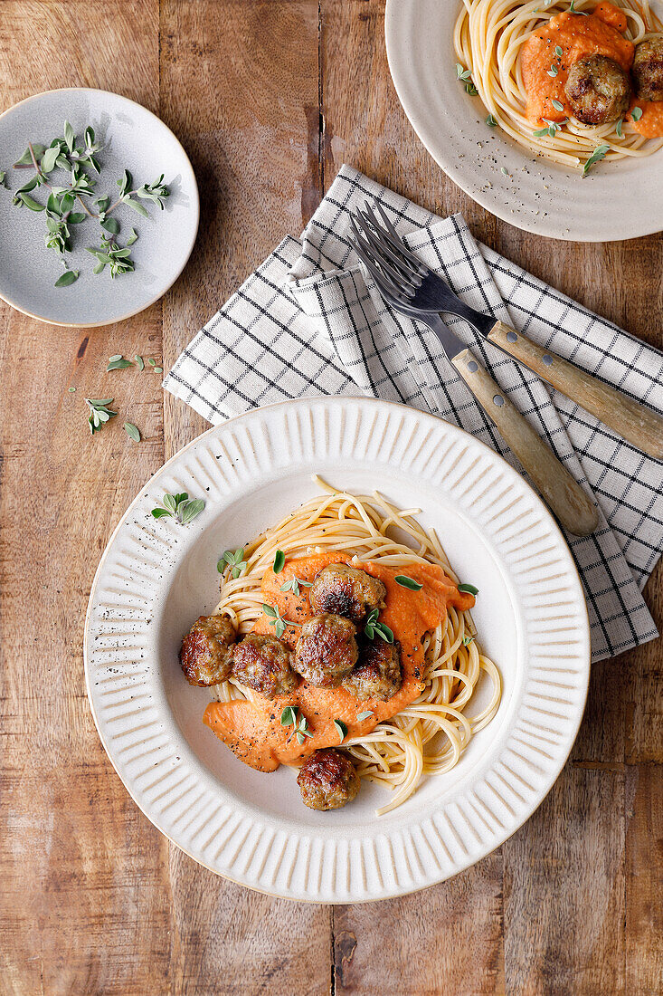 Spaghetti mit Fleischbällchen in Tomatensauce