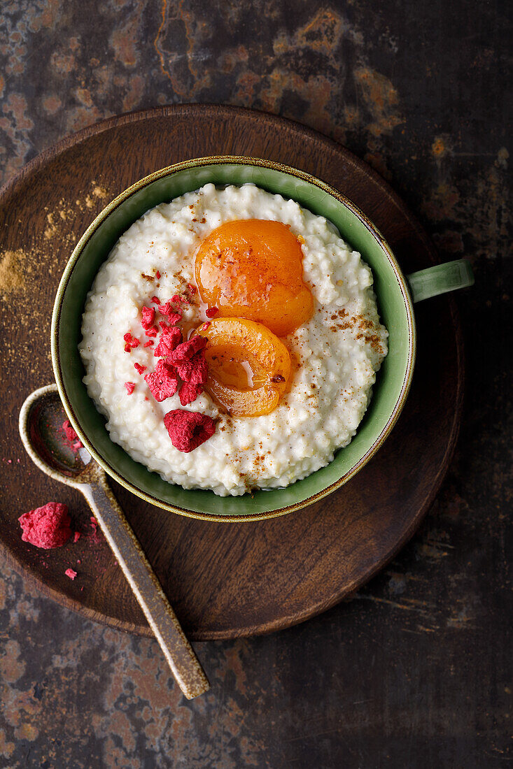 Hirse-Porridge mit Aprikosen