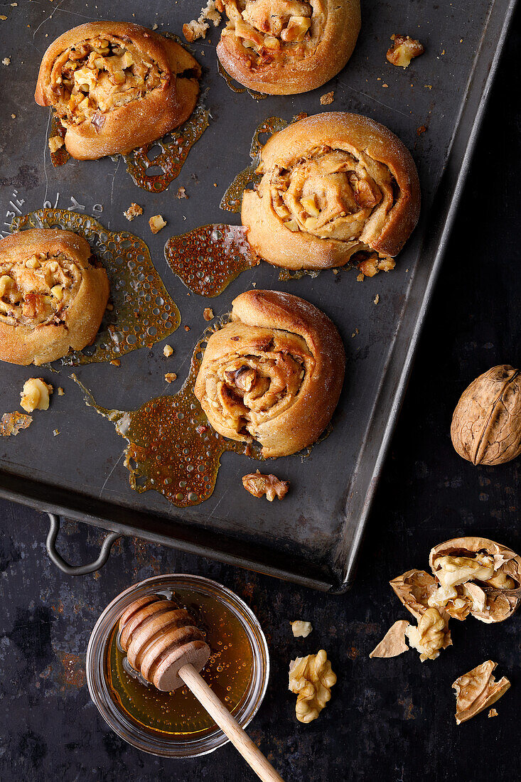 Walnut buns with honey