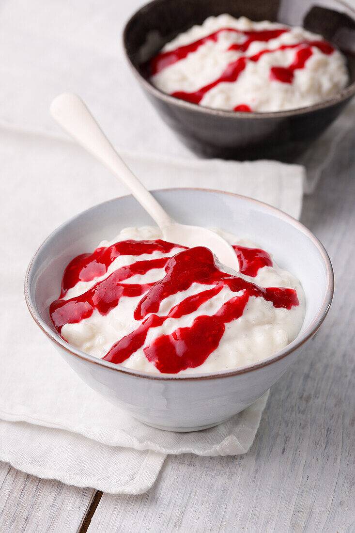 Vanilla rice pudding with raspberry sauce