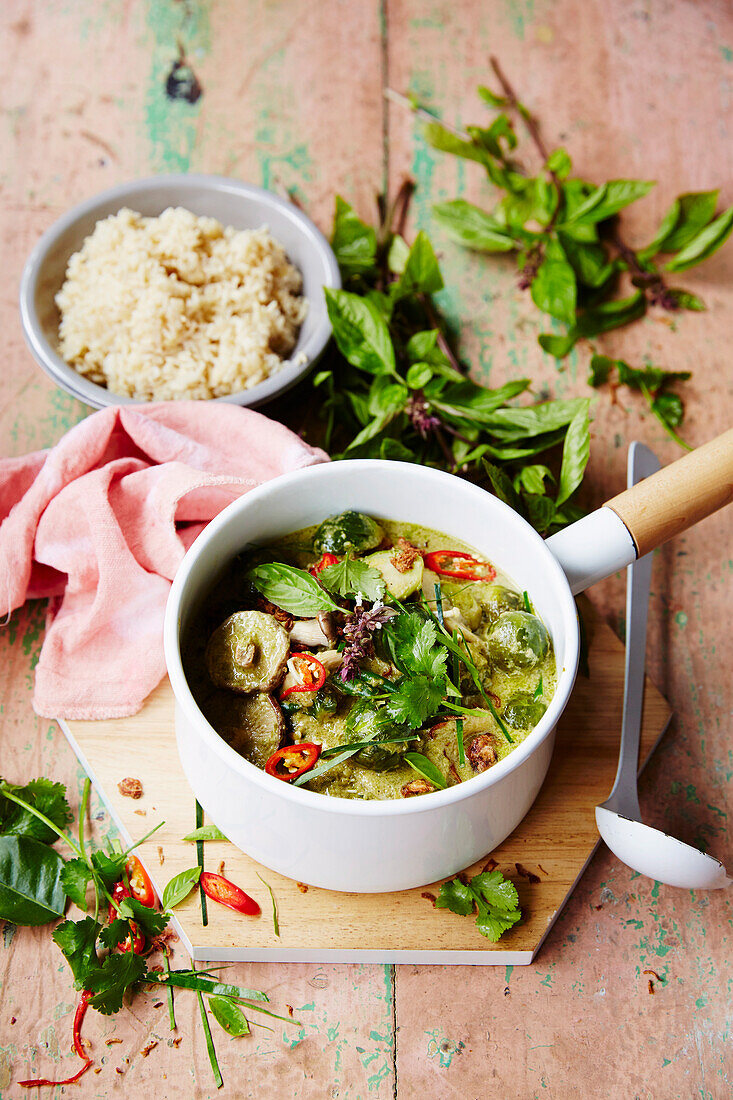 Grünes Thai Curry mit Gemüse und Pilzen