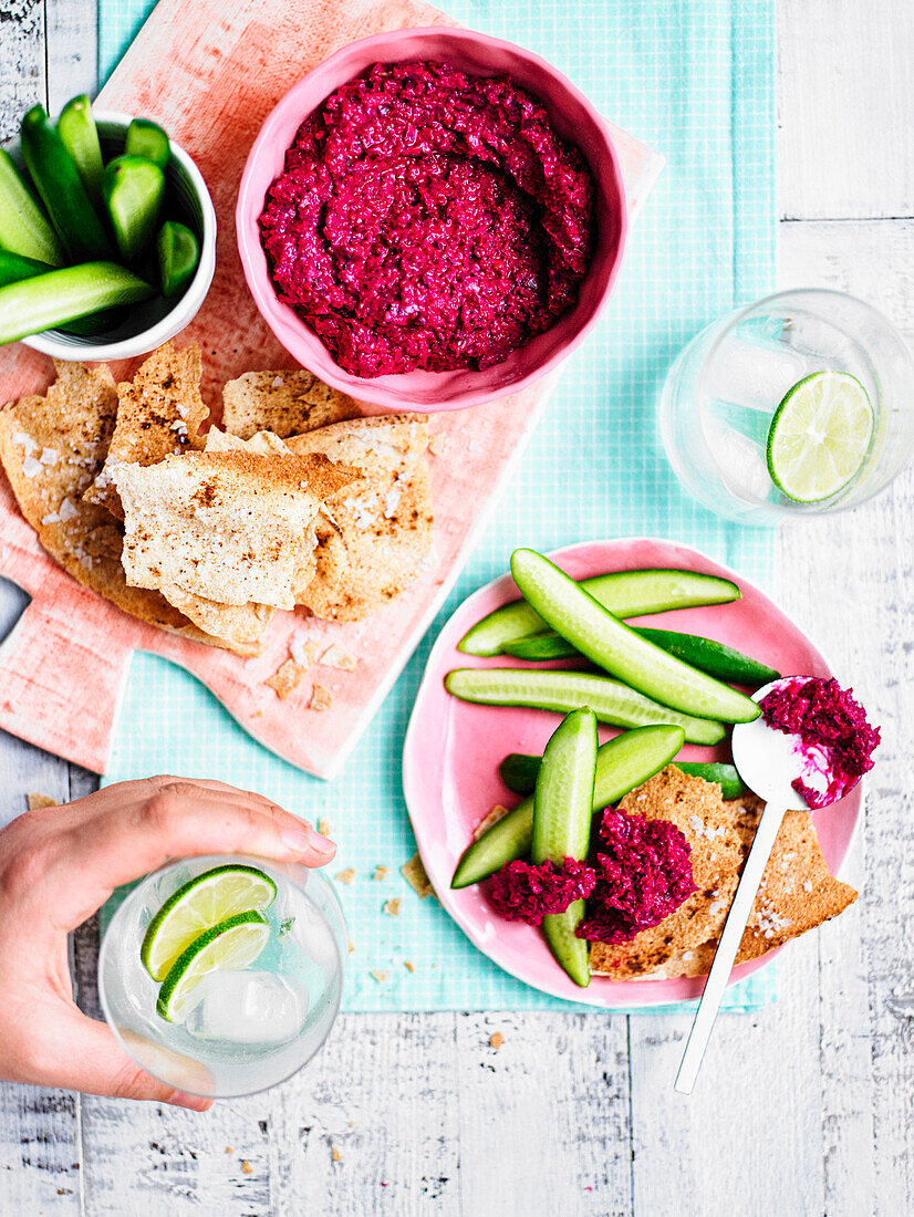 Rote-Bete-Hummus mit Erdnussbutter