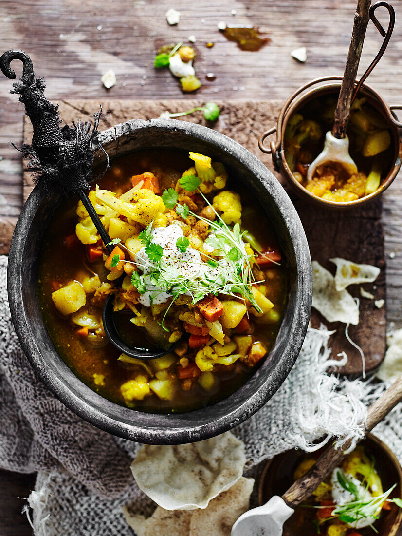 Herzhafte Gemüse-Currysuppe mit Kichererbsen