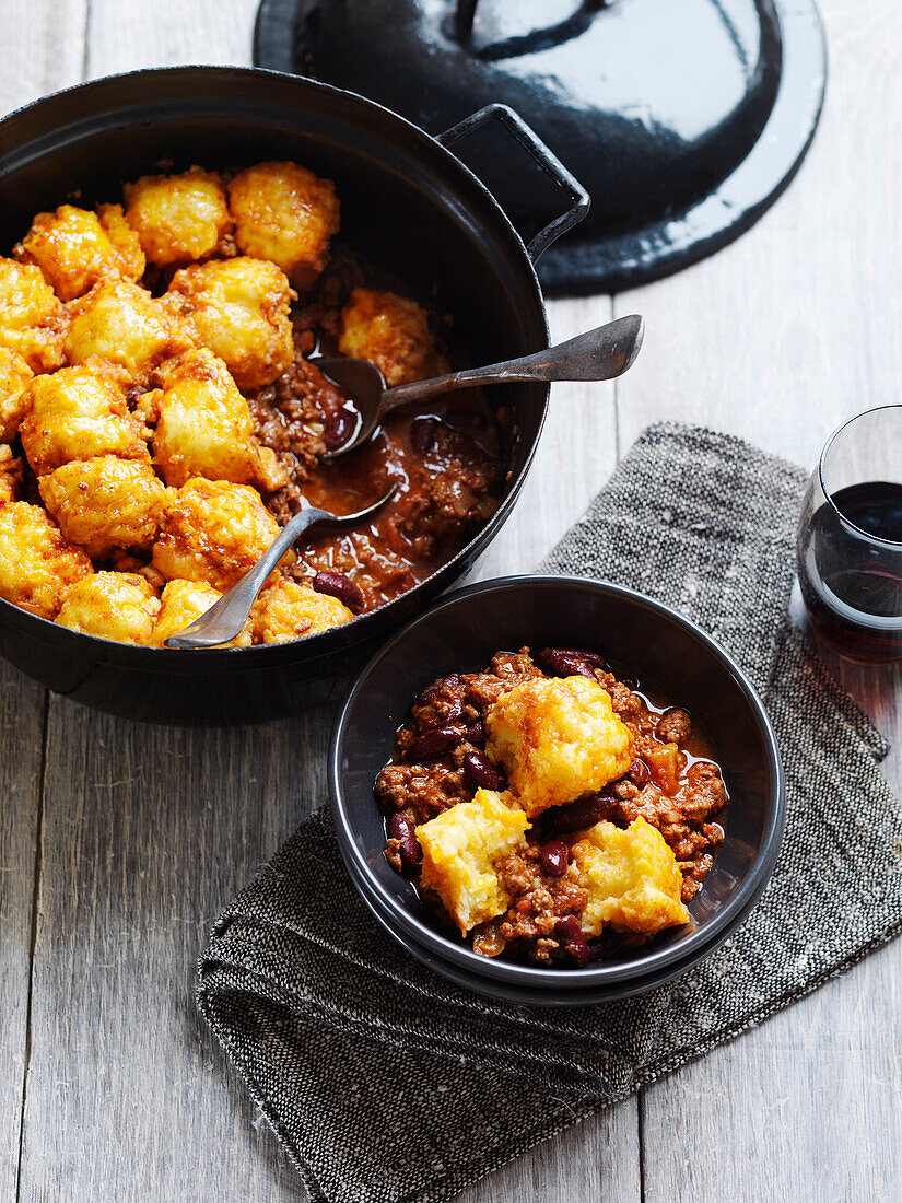 Chili-Rindfleisch mit Maisbrotknödel