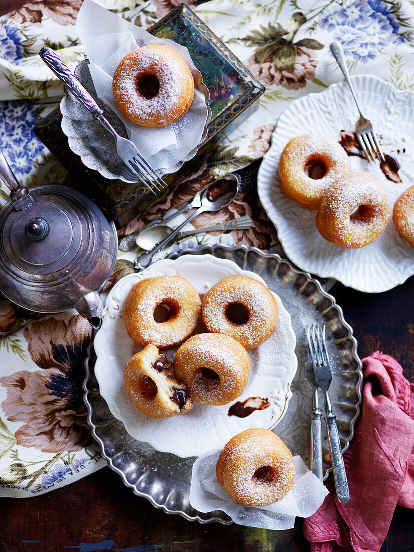 Chocolate-filled croissant doughnuts