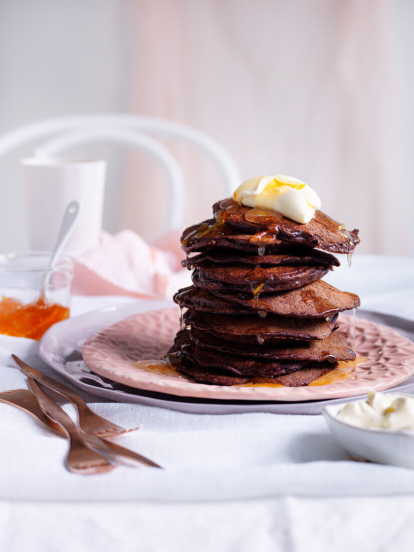 Dunkle Schokoladen-Pancakes mit Marmelade