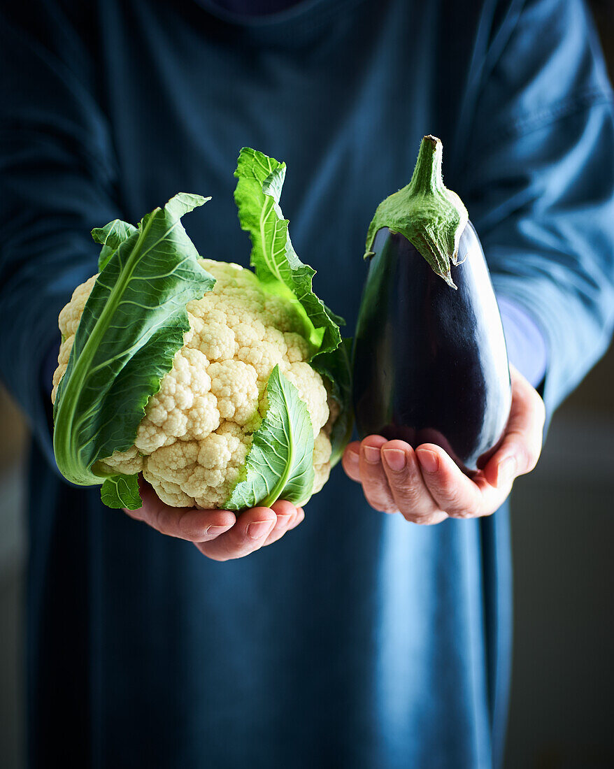 Fresh vegetables: cauliflower and eggplant