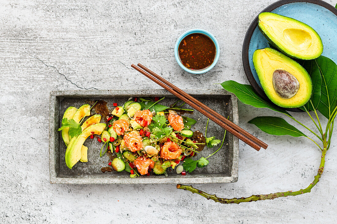 Avovado-Sashimi-Salat mit Sesam-Dressing