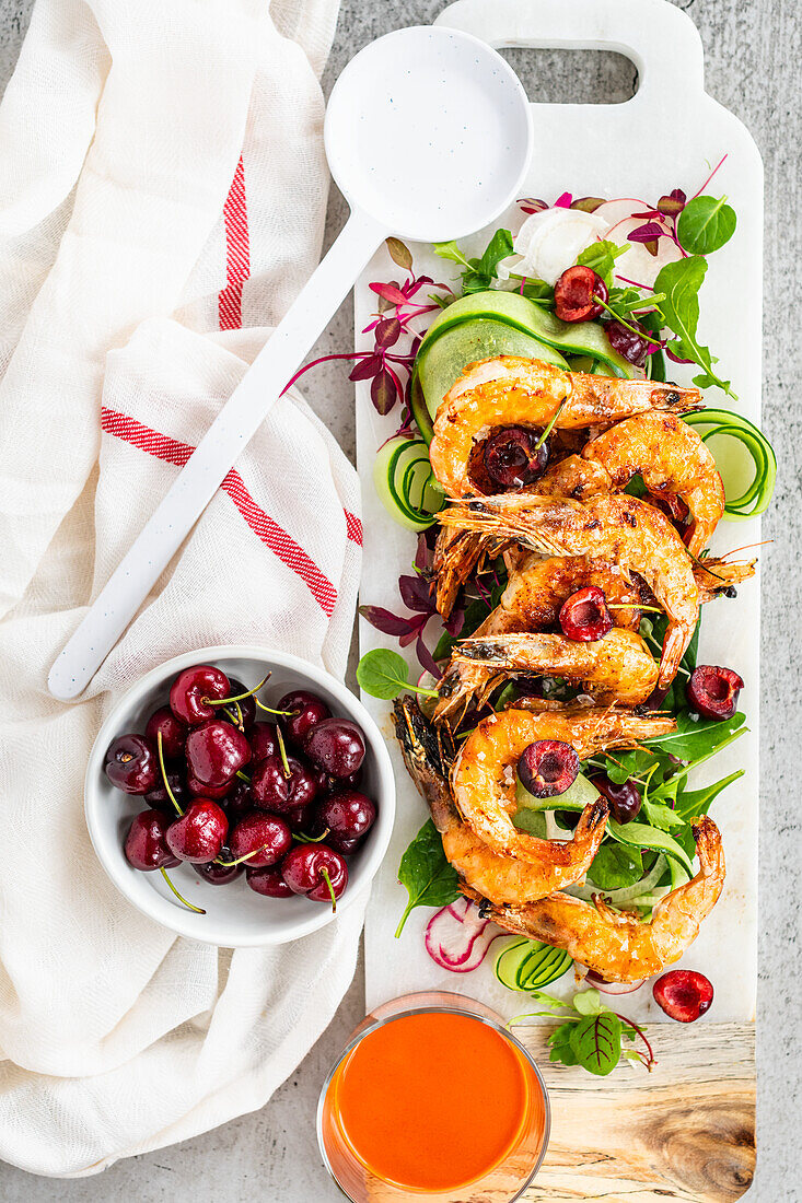 Garnelensalat mit Gurken, Kirschen und rotem Paprika-Dressing