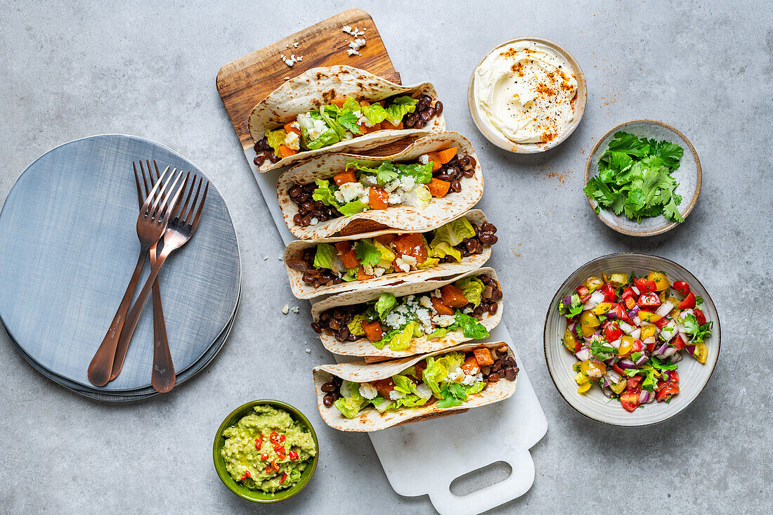 Tacos mit schwarzen Bohnen und Gemüse
