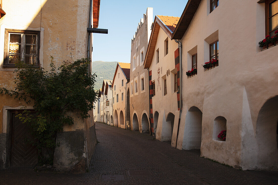 Historische Häuserzeile, Laubengasse, Glurns, Vinschgau, Südtirol, Italien