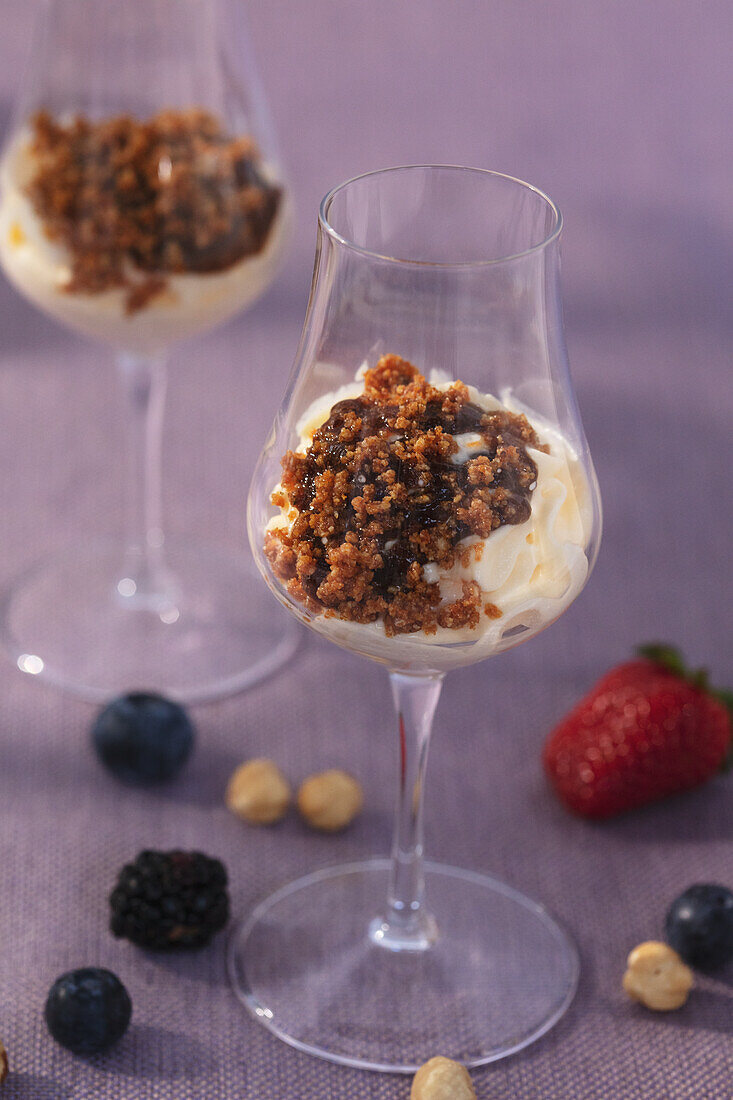 Mascarpone-Espresso-Schaum mit Karamellhaselnüssen