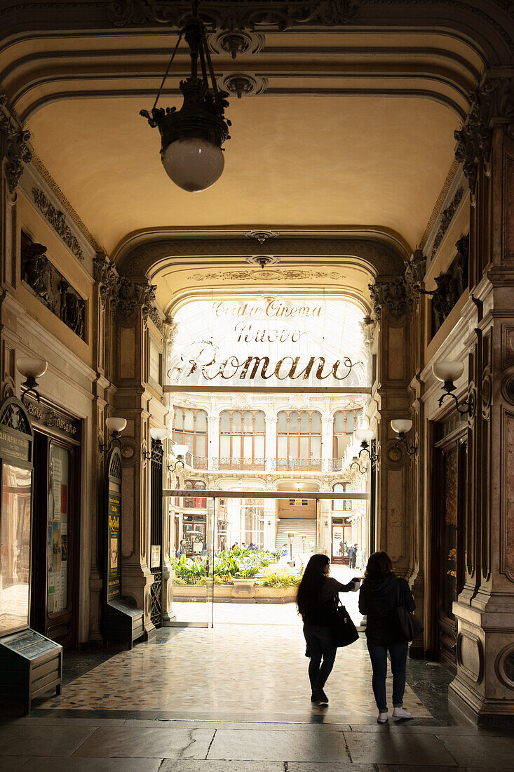 Typische Einkaufspassage in Turin, Piemont, Italien