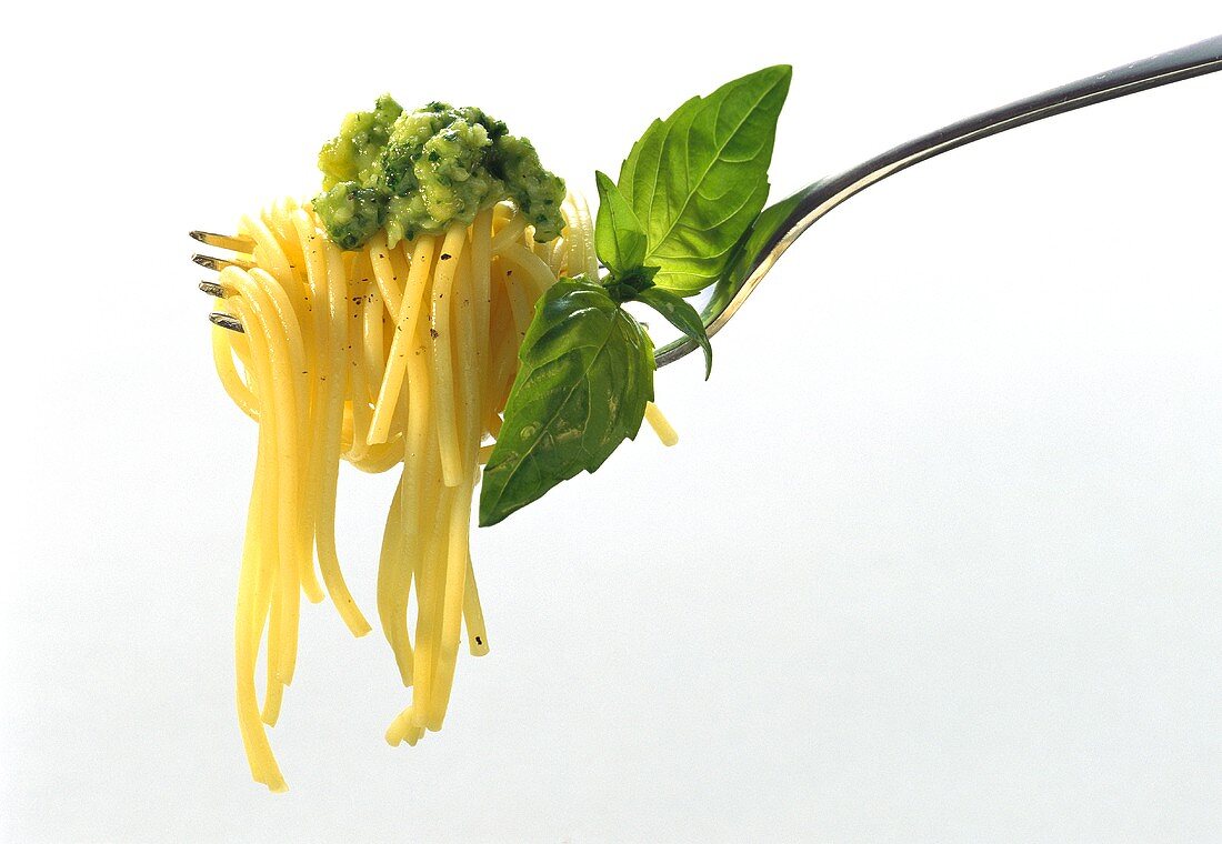 Spaghetti mit Pesto auf Gabel