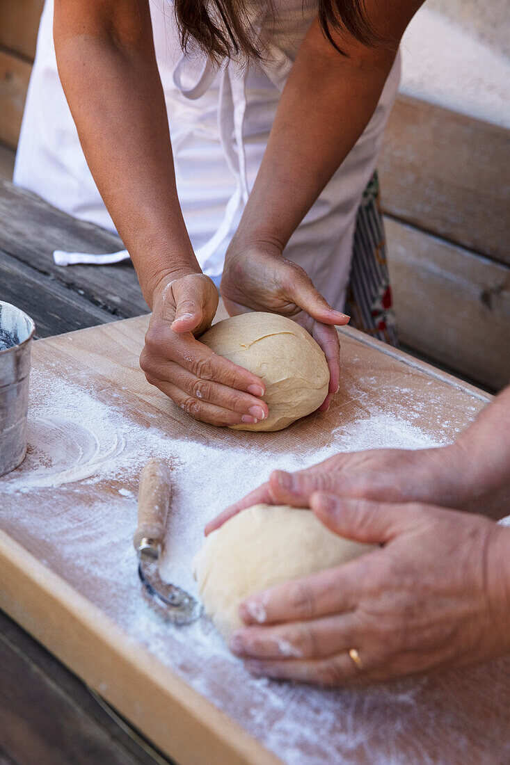Shaping dough balls
