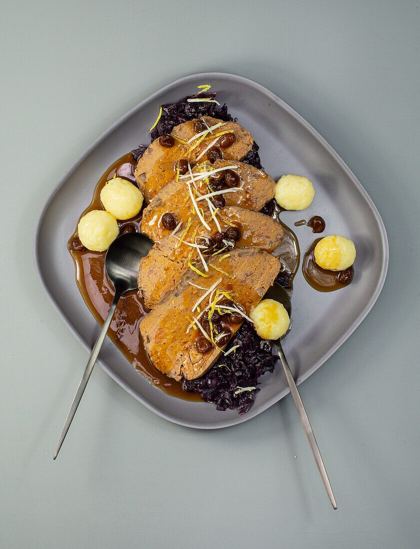 Rheinischer Sauerbraten (aus veganem Fleischersatz) mit Rotkohl und Klößen