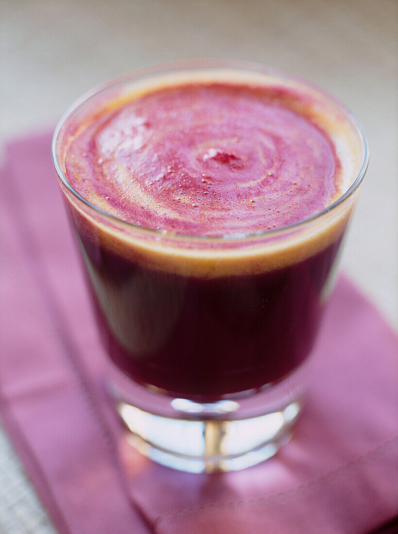 Glas mit Orangen- und Rote-Bete-Saft