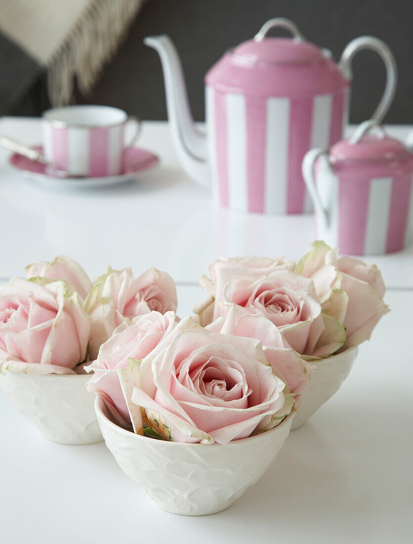 Couchtisch mit Blumenschmuck und Tafelgeschirr