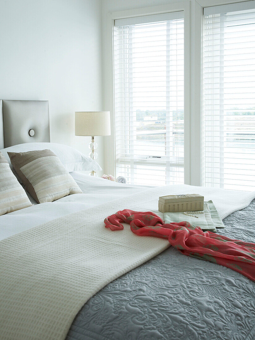 Schlafzimmer mit großem Fenster