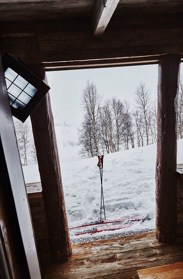 Blick auf die schneebedeckten Berge von Litlestol, eine Holzhütte in den Bergen von Sirdal, Norwegen