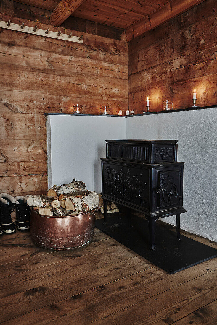 Holzofen im Wohnbereich einer Holzhütte in den Bergen von Sirdal, Norwegen