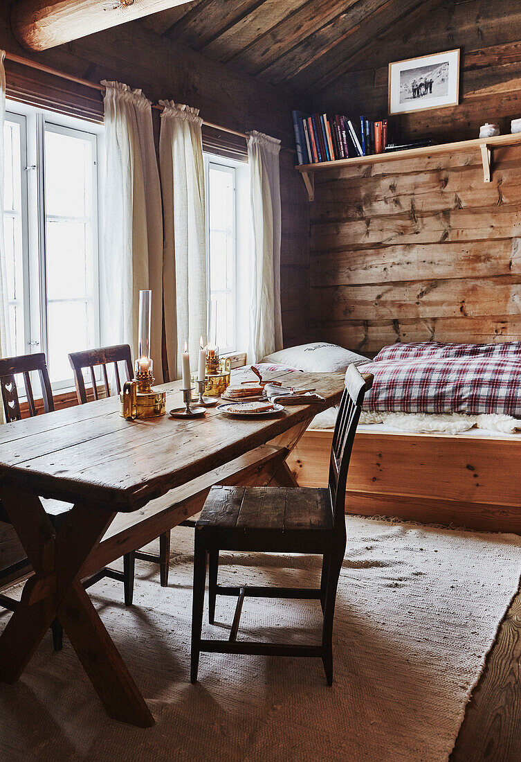 Kinderzimmer in einer Holzhütte in den Bergen von Sirdal, Norwegen