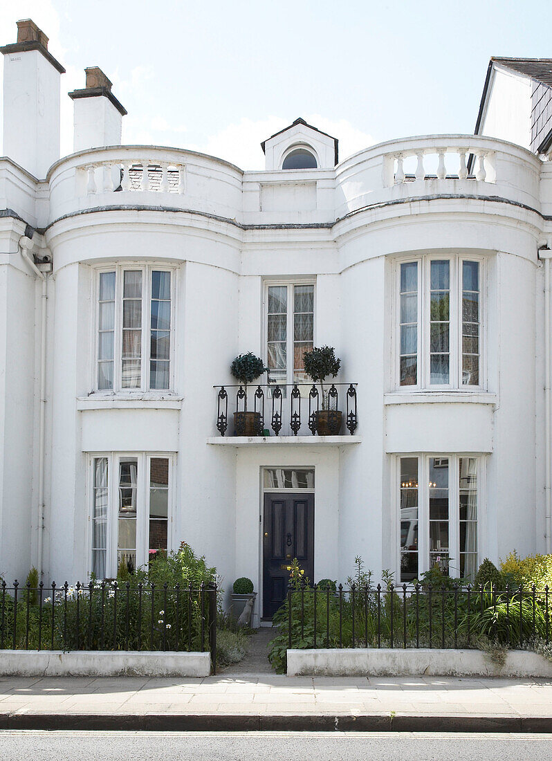 Weiße Fassade eines historischen Hauses in Winchester, Hampshire, UK