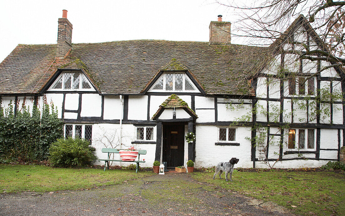 Eingangstür zum Fachwerkhaus in Herefordshire, England, UK