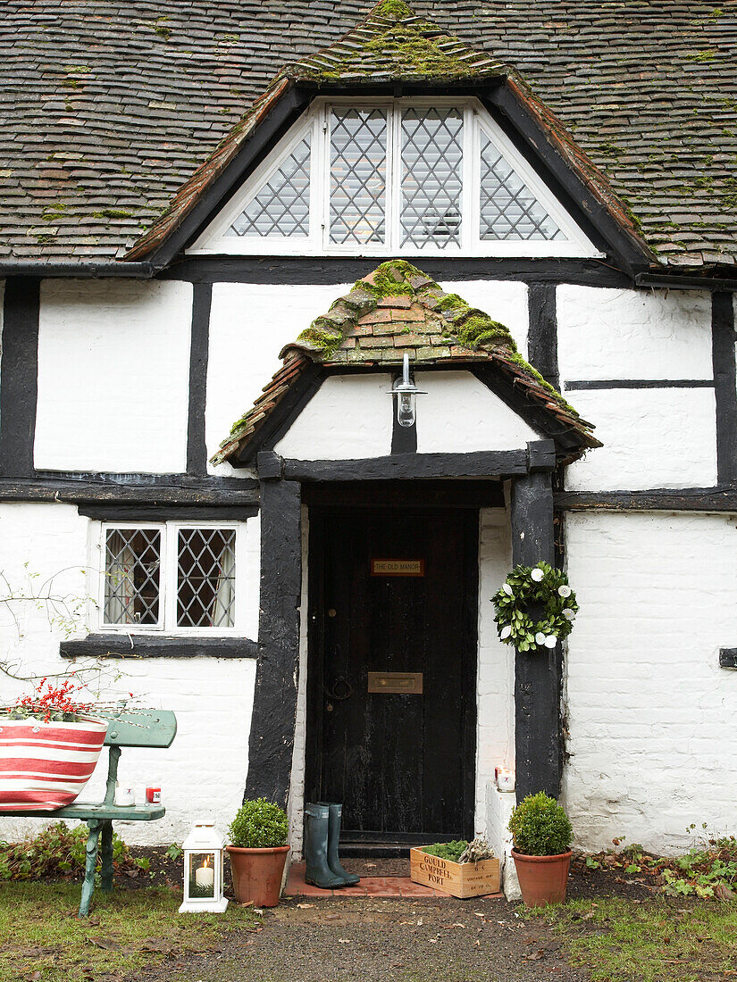 Eingangstür zum Fachwerkhaus in Herefordshire, England, UK