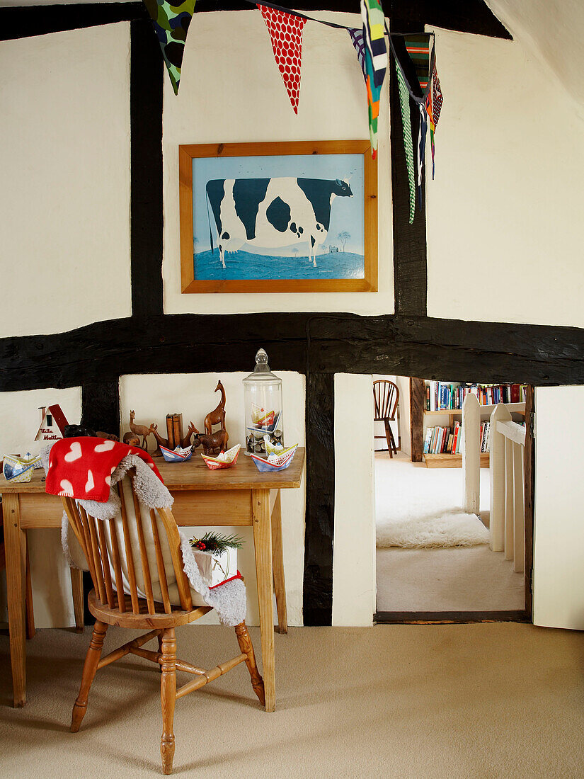 Schreibtisch und Stuhl mit Blick durch eine Geheimtür im Kinderzimmer eines Landhauses in Herefordshire, England, UK