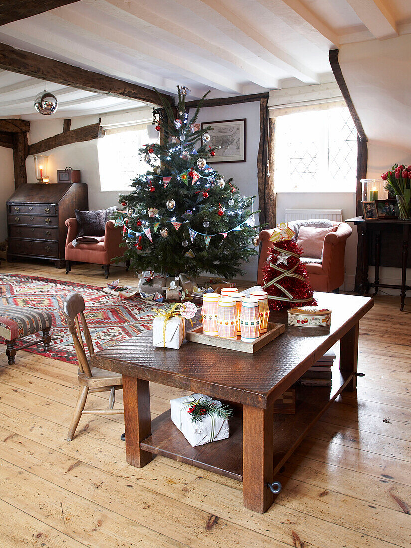 Weihnachtsbaum im offenen Esszimmer von einem Cottage in Herefordshire, England, UK