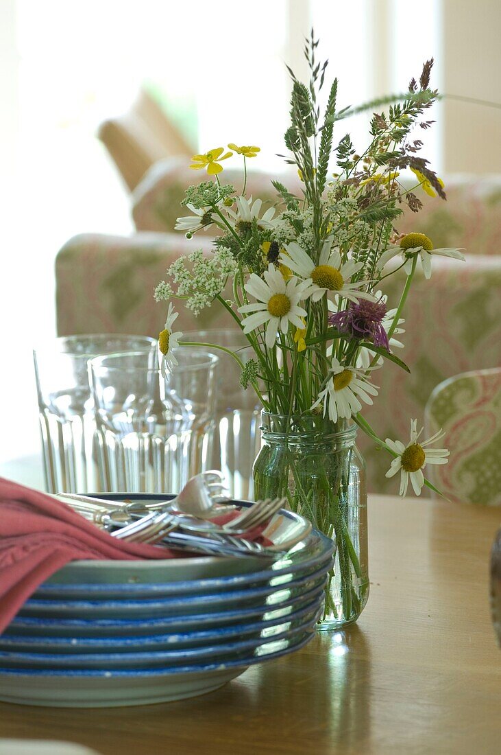 Stillleben mit Wildblumen in einem Glasgefäß