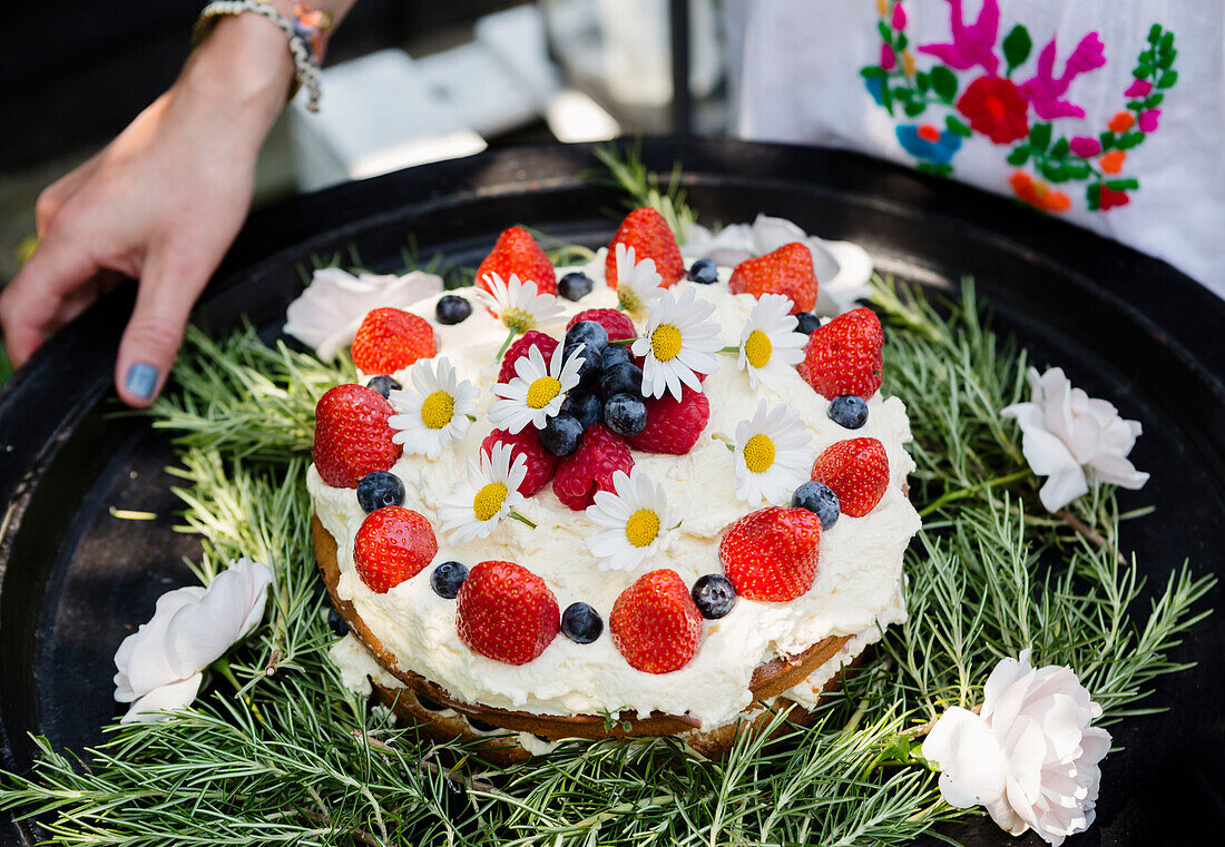 Kuchen bei einem Sommerfest mit Freunden in einem Garten in Colchester